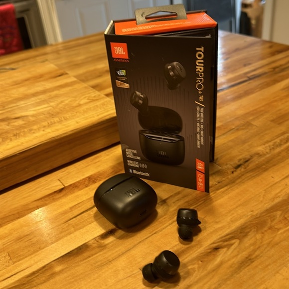 Tour pro wireless UBL air pods - Picture 2 of 2